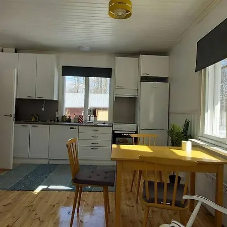 Alpesi faház Maentysaari Luonnonrauhaa Kaupungin Laehellae. *