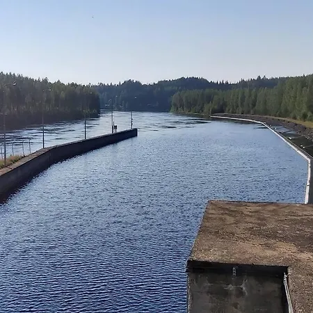 Mantysaari Luonnonrauhaa Kaupungin Lahella. Chalet