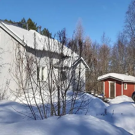 Mantysaari Luonnonrauhaa Kaupungin Lahella. Chalet