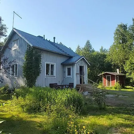 Mantysaari Luonnonrauhaa Kaupungin Lahella. *