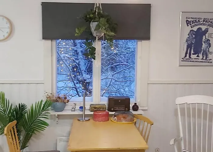 Alpstuga Maentysaari Luonnonrauhaa Kaupungin Laehellae. *