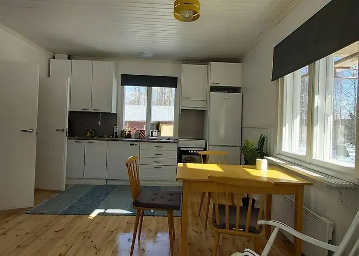 Chalet Maentysaari Luonnonrauhaa Kaupungin Laehellae. *