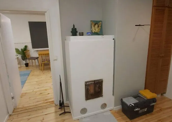 Alpstuga Maentysaari Luonnonrauhaa Kaupungin Laehellae.